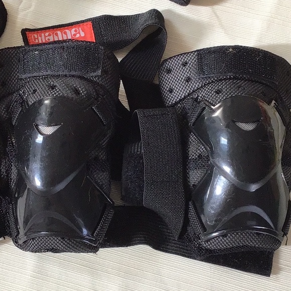 🎁 5 for $10 Sale🎁Channel One Skateboards Pads Aggressive Series M 8-11 years - Picture 5 of 10